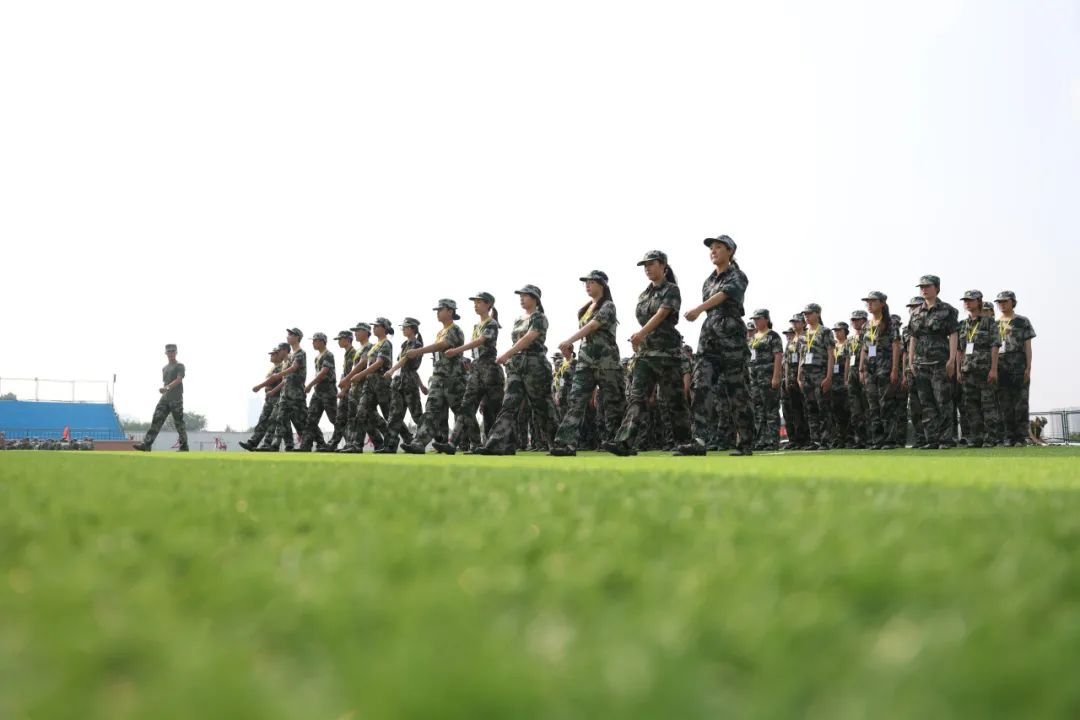 军训展风采 青春正当时