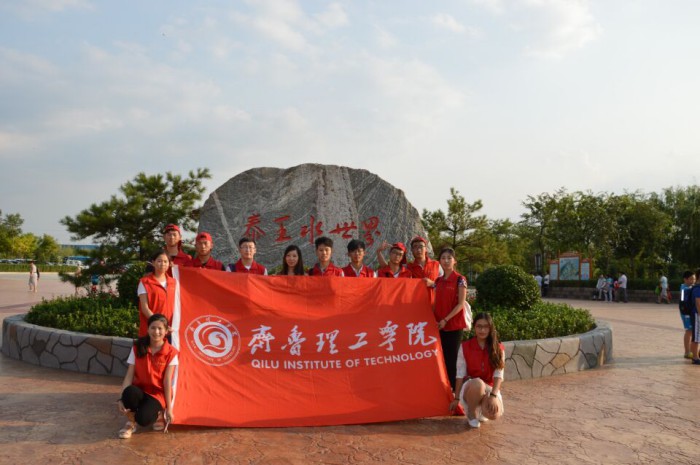 齐鲁理工学生志愿者参与济南市第三届泉水节启动仪式志愿服务工作