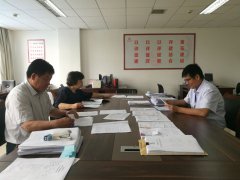 校领导指导教学材料检查工作