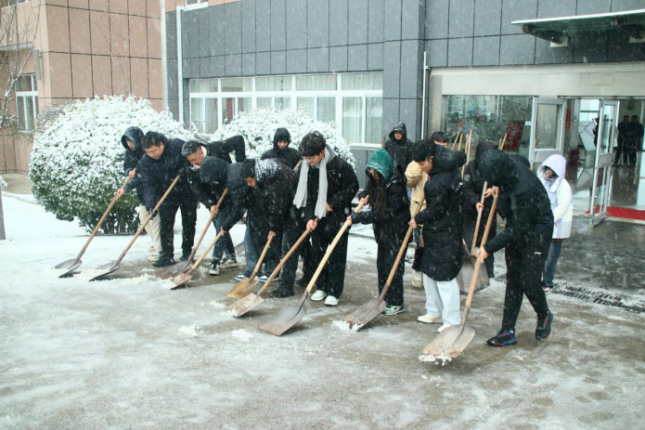 雪落理工情趣在，清扫更好保安全